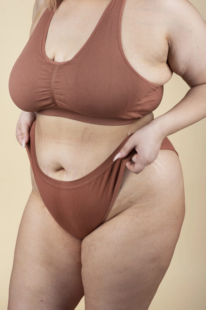 Mujer con cuerpo real en ropa interior