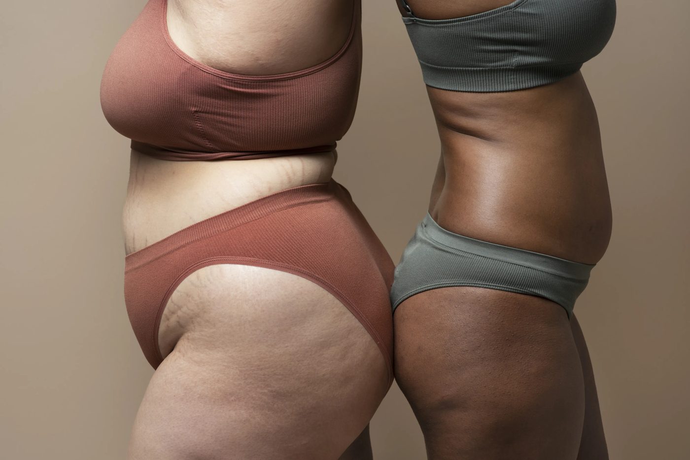 Dos cuerpos de mujer distintos, de perfil