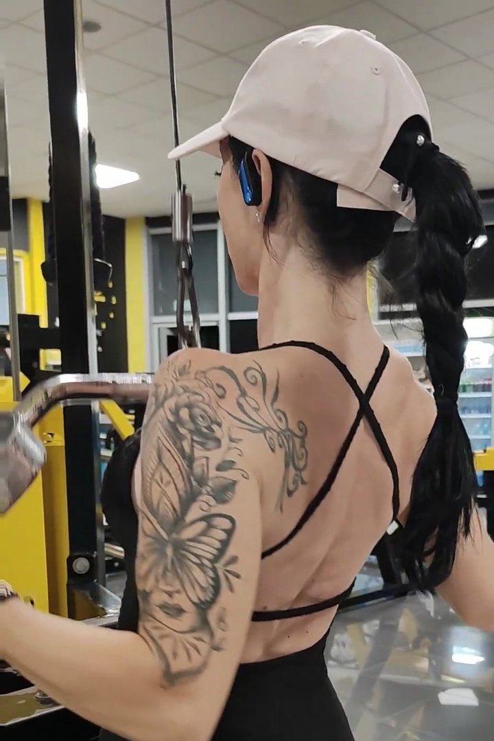 María entrenando fuerza en el gimnasio